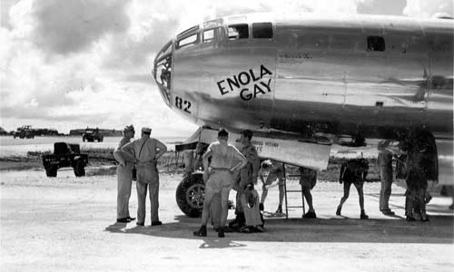 enola gay - إسم الطائرة التي قصفت هيروشيما